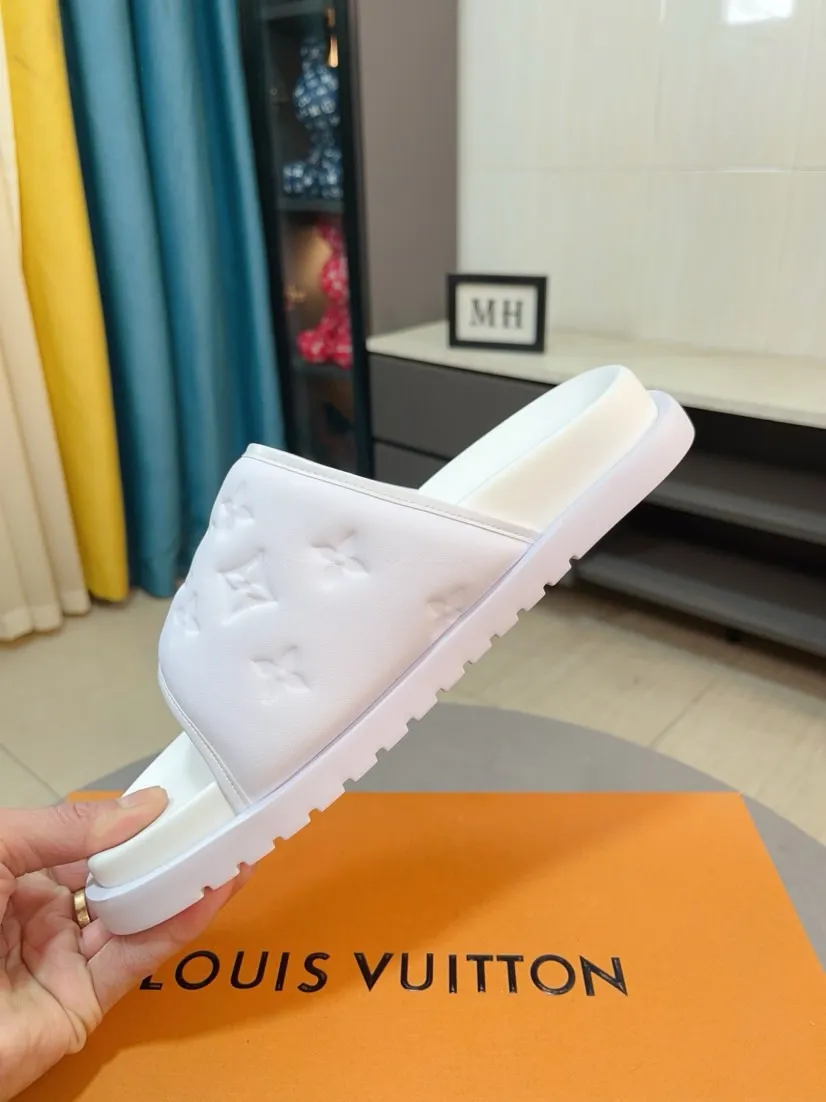Men's shoes 💰360🌹🌹 (lv-Louis Vuitton) new men's sandals, high-end boutique, exquisite embossed logo decoration on the upper, fine workmanship, super soft soles, casual, loose and comfortable, a must-have in summer! \nsize：38-44